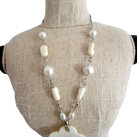 Mother of Pearl Flower Rhinestone Vintage Necklace - Picture 3 of 6